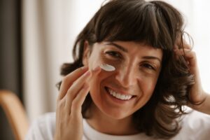 Veido kremas su SPF - kodėl apsauga nuo saulės svarbi net žiemą?